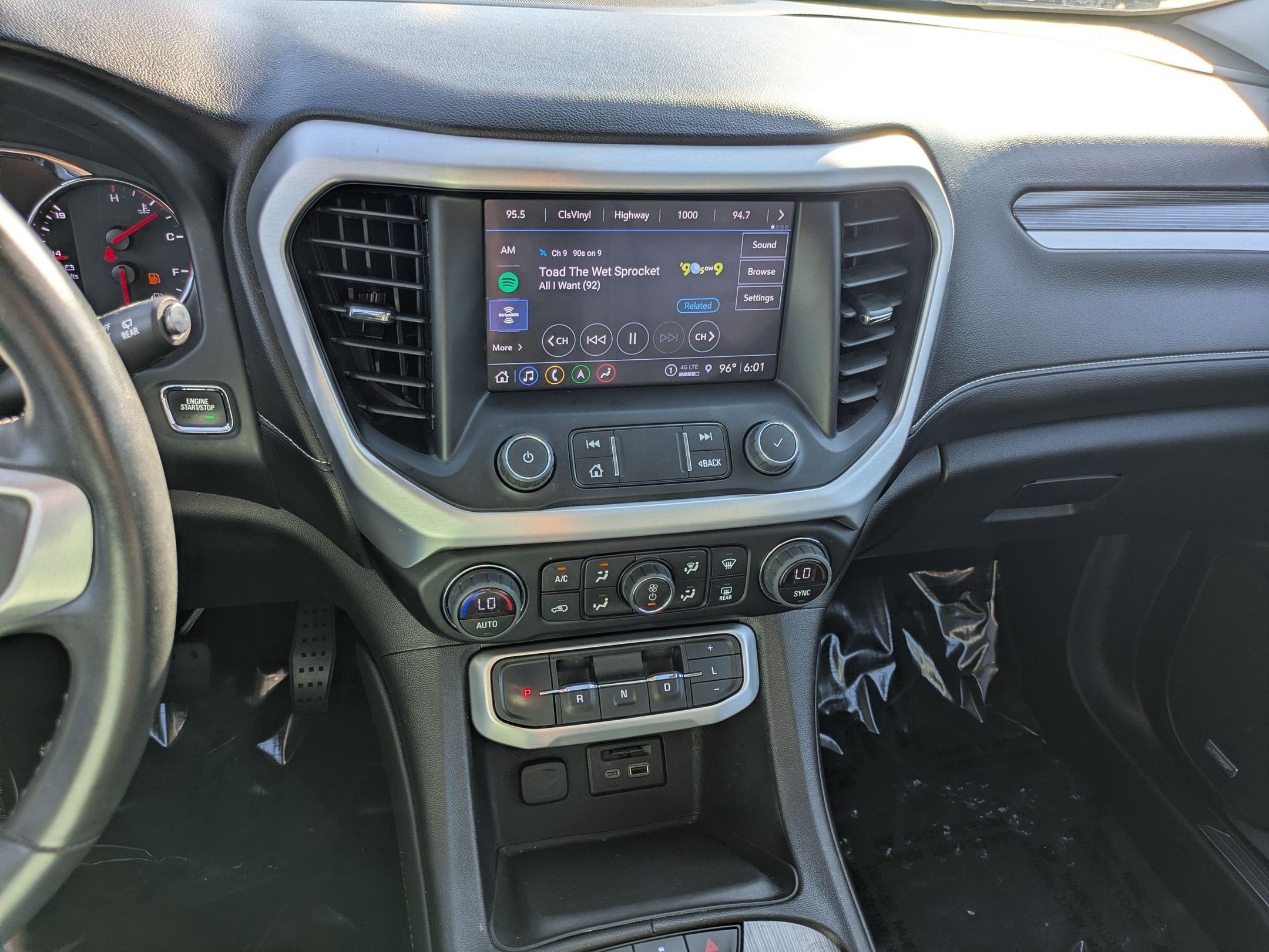 2023 GMC Acadia SLT