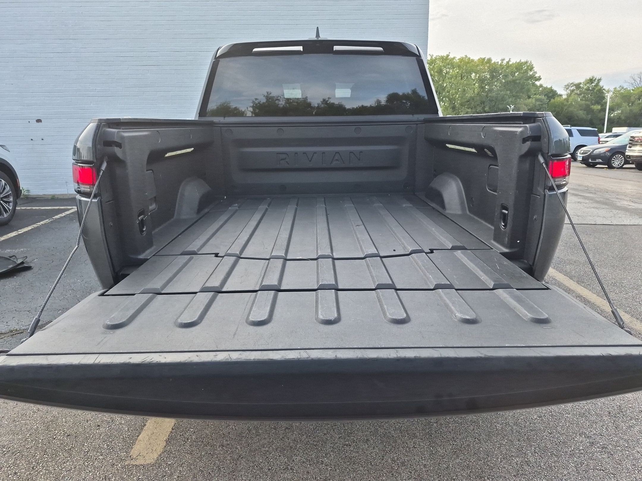 2023 RIVIAN R1T Adventure